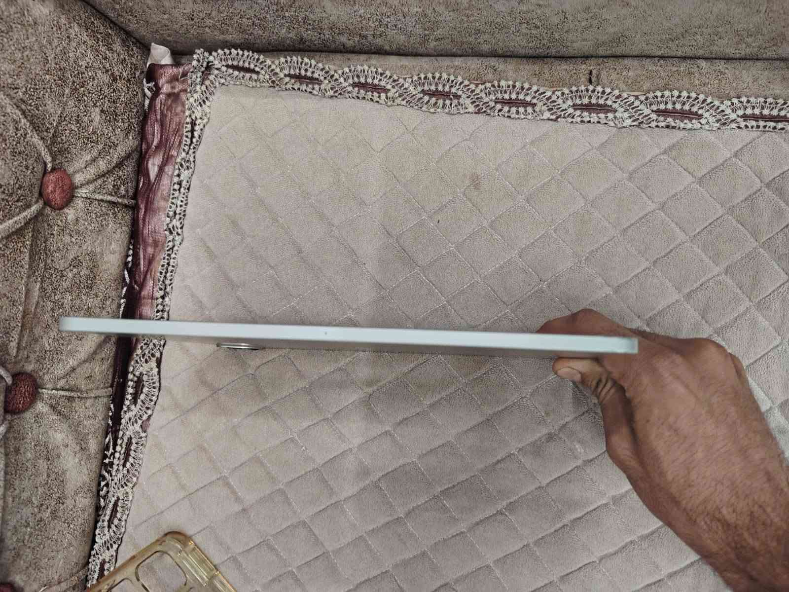 ايباد 11 برو m2  نضافة 75% ذاكرة 128 الاكلاسه بيها فطر بسيط موضح بالصور الباقي مكفول بطارية بال80 غراضة كاملة كارتون  وشاحنة السعر 650 مكاني كربلا الحر

نص مكتوب في الصور:
- ١٢:٣٠ ص الجمعة ١٨ أيلول بحث بحث تسهيلات الاستخدام الشاشة الرئيسية ومكتبة التطبيقات الكاميرا تعدد المهام والإيماءات خلفية الشاشة ذكاء Apple والإضاءة شاشة العرض والإضاءة قلم Apple مركز التحكم الإشعارات التركيز مدة استخدام الجهاز بصمة الوجه ورمز الدخول الخصوصية والأمن المحفظة Game Center مساحة تخزين iPad iPad التطبيقات البودكاست iPadOS بيانات النظام المستخدم: ٦٩,٩٤ غ.ب. من ١٢٨ غ.ب. ٦٩,٩٤ غ.ب. توصيات إزالة التطبيقات غير المستخدمة إزالة التطبيقات غير المستخدمة تلقائيا عندما تكون مساحة التخزين منخفضة. ستتبقى مستنداتك وبياناتك محفوظة. تم الحجم PUBG MOBILE آخر استخدام: أمس MLBB - مواجهة الأبطال آخر استخدام: ٢٠٢٣/٩/١٥ Facebook آخر استخدام: اليوم Inetaqram آخر استخدام: أمس واتساب آخر استخدام: ٢٠٢٣/٩/١٠ YouTube آخر استخدام: ٢٠٢٣/٩/١٠ Messenger آخر استخدام: أمس SHAREit آخر استخدام: ٢٠٢٣/٩/١٤ البودكاست آخر استخدام: ٢٠٢٣/٩/١٤ Anime Slayer آخر استخدام: أمس ٧٧,٥ م.ب. ٦١٣,٤ م.ب. ٣٧٩,٧ م.ب. ٣٦٩,٧ م.ب. ٤٤٩,٧ م.ب. ٥٢٣,٧ م.ب. ٦٥٢,١ م.ب. ١,٥ غ.ب. ٨٦ غ.ب. ٢٥,٣٦ غ.ب.