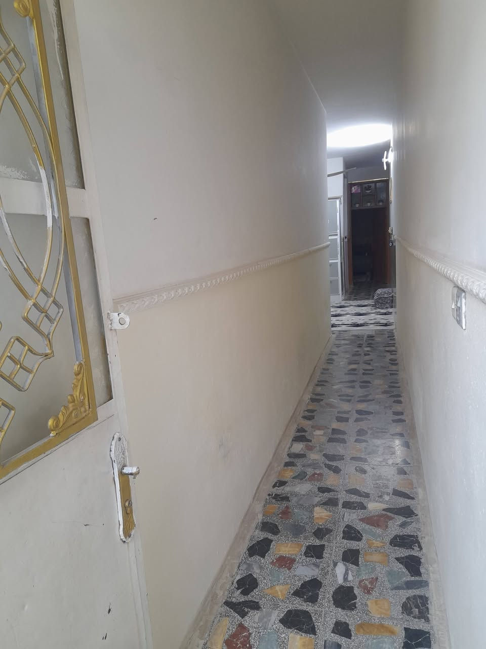 دار سكن للبيع – بغداد / الحميدية
📍 الموقع: شارع الطاقة، مقابل مدرسة مزايا.
🔹 المساحة: 100 متر.
🔹 بناء طابوق كامل وصب مسلح.
🔹 الطابق الأرضي: حوش، استقبال، مدخل جانبي (ممر)، صالة مع مطبخ، حمام، منور، وغرفة نوم كبيرة.
🔹 الطابق الأول: غرفة، صالة، حمام، وسطح.
🔹 الأرضيات كاشي وسيراميك نظيفة، والدار جاهزة للسكن.
🔹 جميع الخدمات متوفرة: ماء، مجاري، كهرباء، وشوارع مبلطة.
💰 السعر: 60 مليون دينار عراقي، قابل للتفاوض بالمعقول بعد المعاينة.
📞 للاستفسار والمعاينة:
***********
