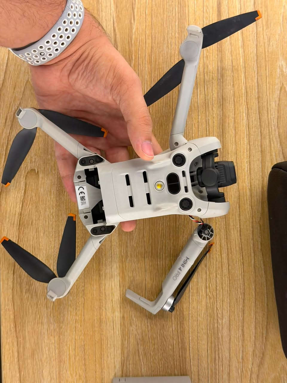 Dji mini 4 pro كومبو بلس 
جويستك Rc2 و 3 بطاريات كامل ملحقاتها ابيع على وضعها بيها ذراع خالع وعدسه الحساس الايسر بيها ضربة قيم واخذ تواصل ***********

