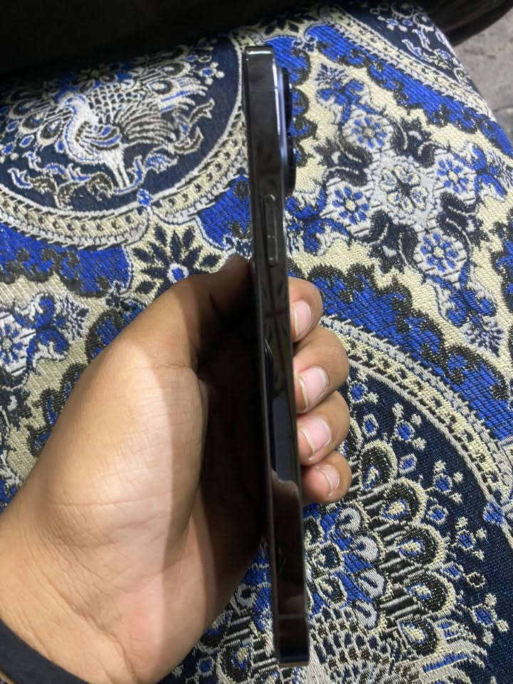 السلام عليكم 
جهاز iPhone 13 Pro Max 
الجهاز أمريكي 

غراضه الكارتون +شاحنه مال شركه 
الون اسود 
الجهازه نضافه فول ما شايف صيانه 
بطاريه 76بلاديه 
الجهاز نضافته 98% 
فيس ايدي شغال 
كلشي شغال ما بي ولا غلطه 
المكان حله نيل قرب سيطره الآثار 
للاستفسار  .. ***********
