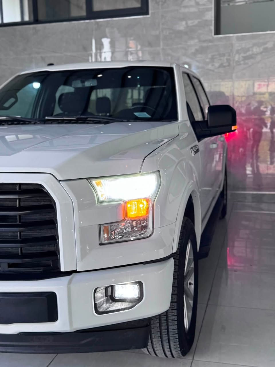 بسم الله الرحمن الرحيم 
للبيع 
فورد F 150 
المواصفات XLT 
باب طويل بودي قصير المرغوب 
گير ارضي
شاشه كبيره وكاميره 
اربعه تايرات جديد شاده جديد 
ادامه الصدر كامل
تحديد السرعة 
كود الباب ( رمز قفل الباب)
محرك 8 بستم مامفتوح بشرط بدون نقص  صوت وبخار 
سكليتر كهرباي
كشن أمامي كهربائي 
السياره داخل العراق كلين
يونيد وجامرلخ سبوغ بدون دواخل ومعجون 
رقم والسنوية جديد اربيل الدولي 
السعر 198$ 
*********** السياره محافظة السليمانية
