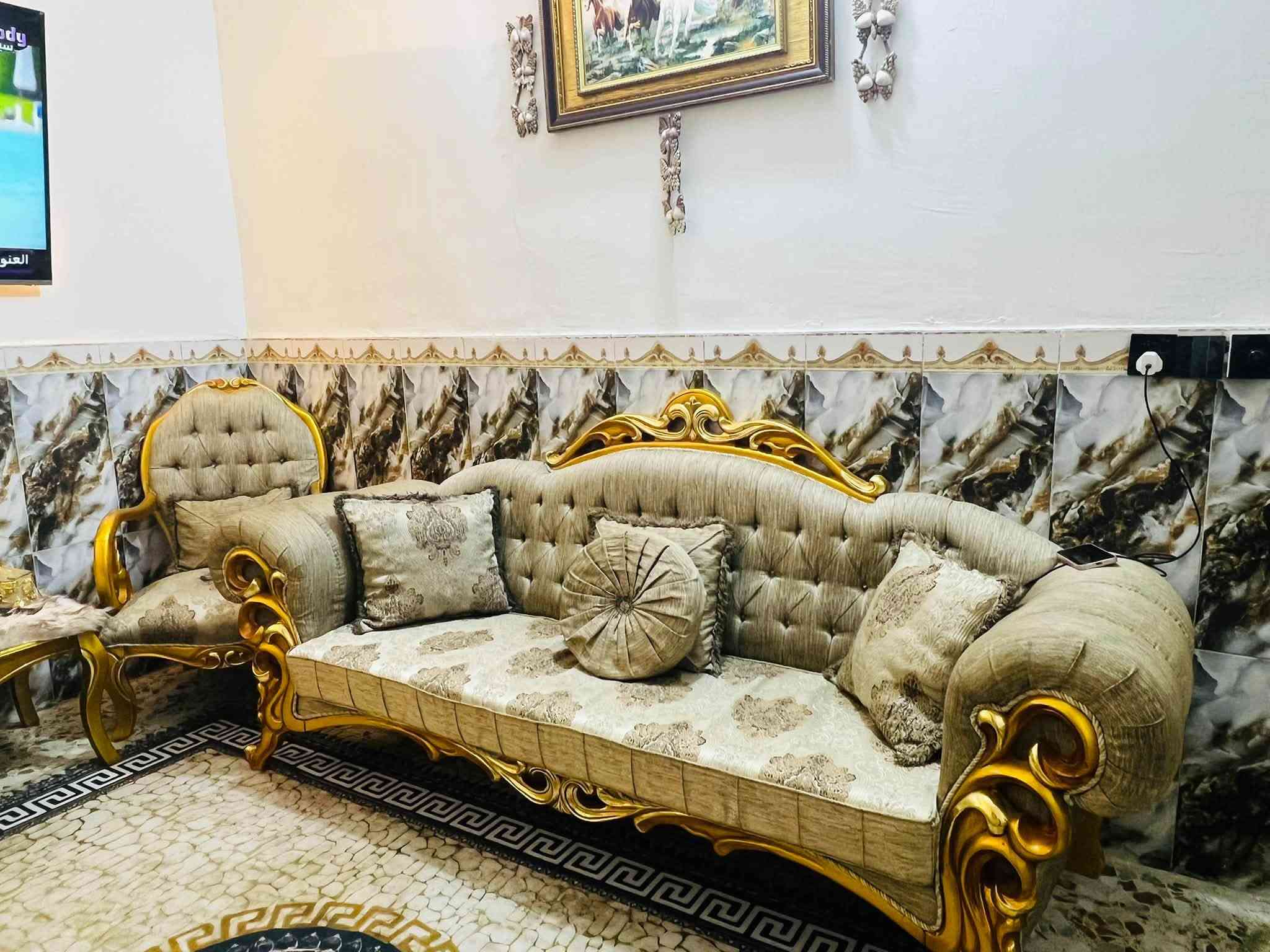 تخم ١٠ مقاعد للبيع ملكي مستعمل قليل  كلاسك 
كامل وية طبله كبيرة حفر السعر  بمليون و١٠٠ 
وبي مجال العنوان الزعفرانية اربع شوارع 
***********
