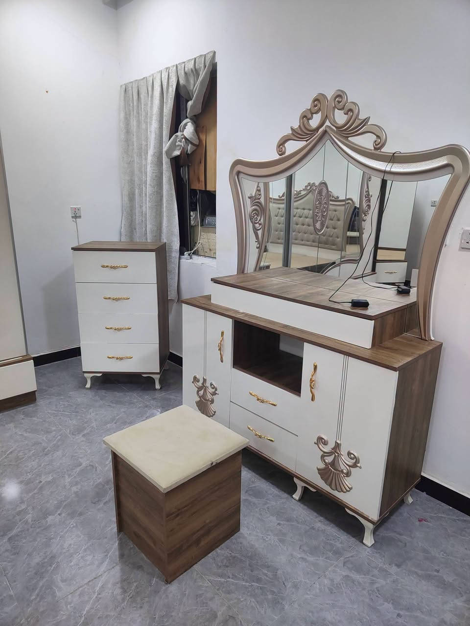 غرفه 9 قطع كلش نضيفه صبغ حراري سعرها 550 وبيها مجال بسيط للاستفسار***********
***********

