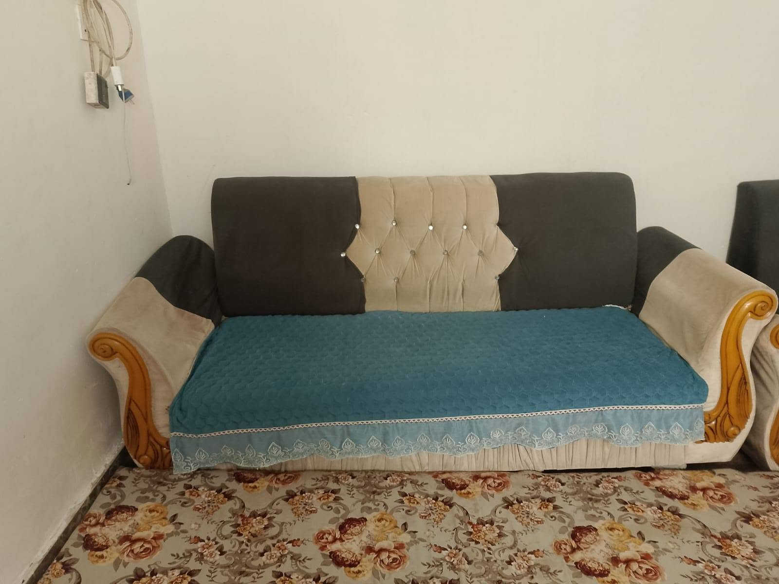 اغراض للبيع الكنتور خمس بوب نظيف 175 الف الكاروك 75 الف التخم  150 الف العنوان ابو غريب شارع السكلات
