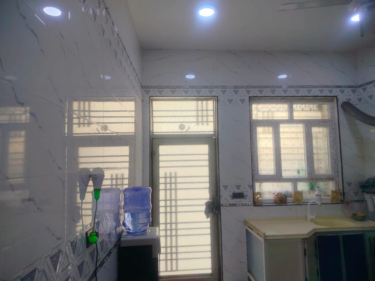 🏠 بيت للبيع في الناصرية – منطقة المهيدية
📍 الموقع: المهيدية – مقابل عمارات الشموخ السكنية، قريب من التبليط
📐 المساحة: 200 متر مربع
📏 الواجهة: 10 متر
📏 النزال: 20 متر
🛣️ عرض الشارع: 10 متر – شارع صب
📜 ملكية الأرض: زراعية، مع وجود وصل تطويب
🏡 بناء حديث سنة 2025 – طابقين
🔹 الطابق الأرضي:
• غرفتان نوم
• صالة
• استقبال
• مطبخ
• صحيات داخلية وخارجية
• منور
🔹 الطابق العلوي:
• 3 غرف نوم
• صالة
• صحيات
🔶 كافة الخدمات ماء ـ كهرباء -مجاري -شارع صب
💰 السعر: 180 مليون
🔸 يوجد مجال بسيط للشراي
📱 للتواصل: ***********
