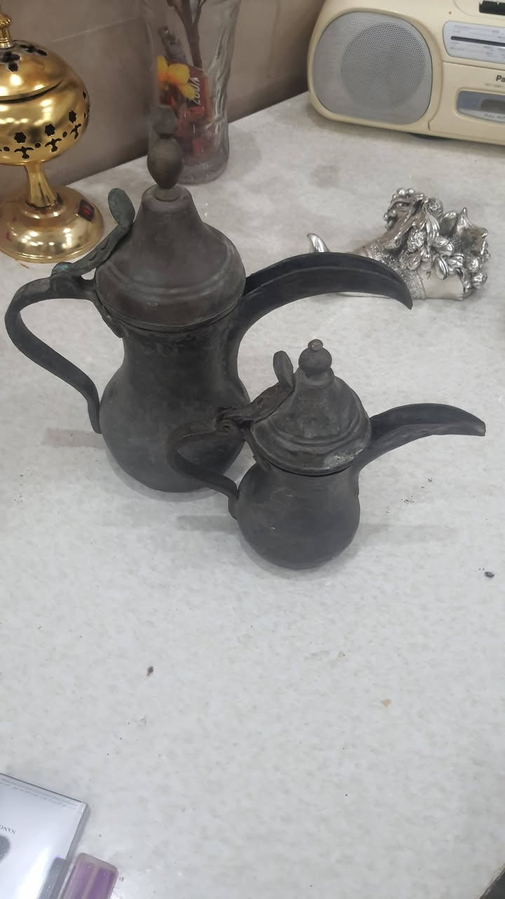 سلام عليكم  دلال بغداديه القياس الارتفاع ٣٠  او ٢١ بدون ختم  التواصل ***********ابو علي السعر ٢٠٠ الف

