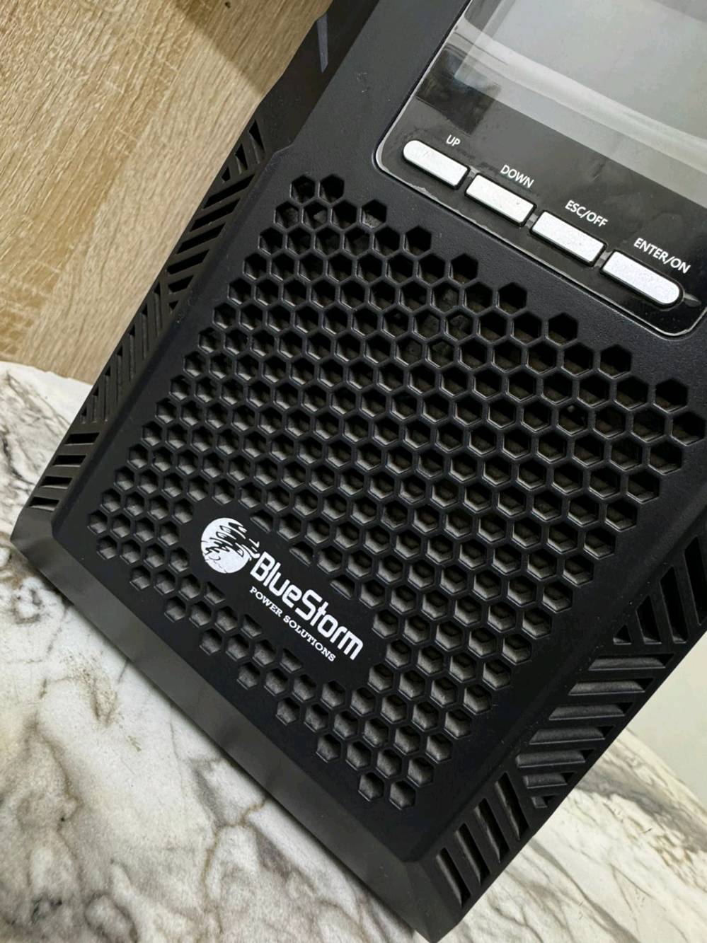 🔥 تجميعة قيمنق متكاملة للبيع (PC + شاشة ASUS + جهاز UPS) 🔥
تجميعة جاهزة ومثالية للألعاب القوية (PUBG، GTA V، وغيرها) والتصميم والمونتاج، مع حماية كاملة من انقطاع الكهرباء.
💻 أولاً: مواصفات الكيس (PC Gaming)
المعالج (CPU): Intel Core i5-12400F
كرت الشاشة (GPU): Gigabyte RTX 4060 Eagle (يدعم تقنيات DLSS 3 وتتبع الأشعة)
الرام (RAM): 16GB DDR4 (3600MHz) T-Force
اللوحة الأم (Motherboard): MSI H610
التخزين (SSD): Lexar 1TB SATA3
مزود الطاقة (PSU): Aerocool 650W
الكيس (Case): Antec NX292
🖥️ ثانياً: الشاشة (Monitor)
الشركة والموديل: ASUS TUF Gaming
نوع اللوحة: IPS بألوان ممتازة وزوايا رؤية واسعة
الدقة: Full HD (1920 × 1080)
معدل التحديث وزمن الاستجابة: 144Hz - 165Hz مع استجابة 1ms ودعم تقنيات G-Sync / FreeSync
🔋 ثالثاً: جهاز UPS (منظم ومزود طاقة)
الشركة: BlueStorm Power Solutions
المميزات: شاشة LCD لعرض نسبة البطارية والجهد، مع نظام منظم جهد تلقائي (AVR) لحماية التجميعة من تذبذب وانقطاع الكهرباء.
✨ الحالة: التجميعة بحالة ممتازة وجاهزة للاستخدام المباشر.
📌 السعر الكلي المطلوب: مليون ونص بي مجال
📍 الموقع / بغداد
📞 للتواصل والاستفسار: [***********]