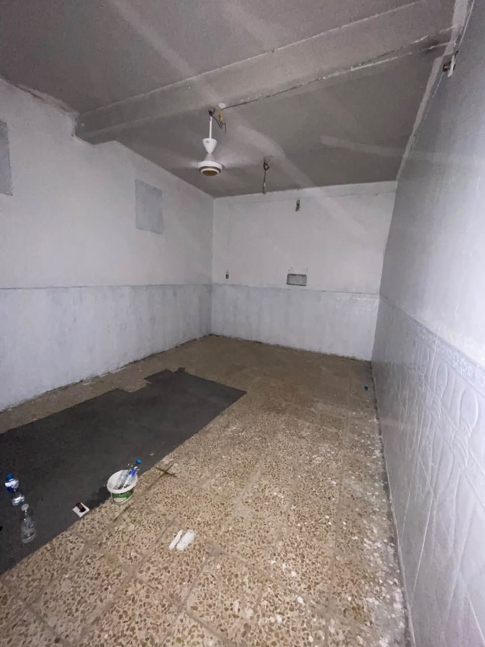 بيت للإيجار بالحيانيه حي المربع مساحه 250 متر غرفتين وصاله واستقبال ومطبخ وصحيات وكراج الايجار 350 الف قفل شامل الكهرباء والماء للاستفسار : ***********
