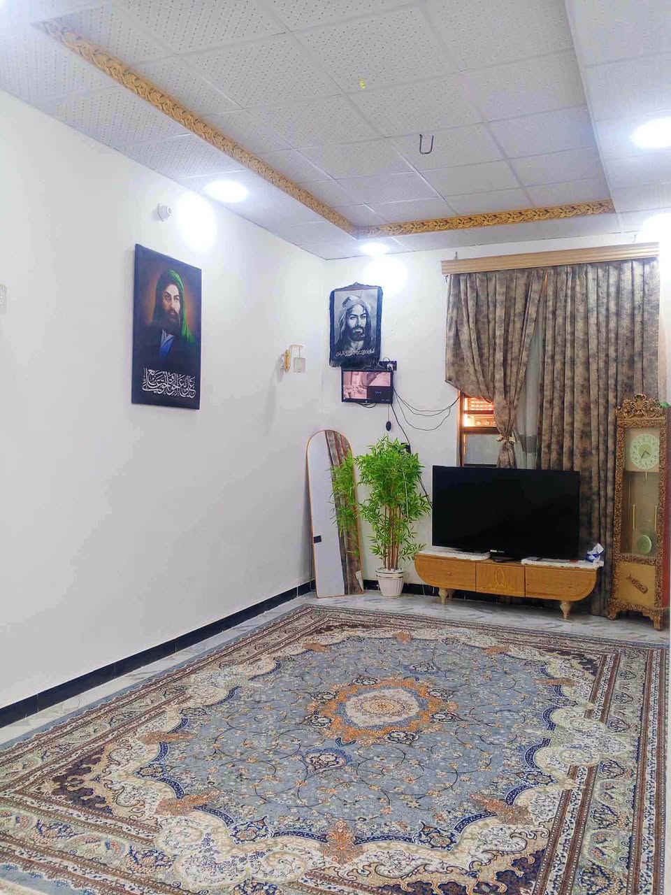(بيت للبيع طابو صرف)
✅مساحة 100 متر 
✅مكانه نجف حي النداء  مقابيل مجمع لميرات 
———————————————طابق واحد 
جميع لخدمات متوفرء 
✅ماي كهرباء مدارس 
يتكون صاله ستقبال مطبخ غرفه صحيات طابوك جمهوري صب كونكريت 
————————————شارع 15
السعرة 65 وبي مجال 
كافة الخدمات 
باقي التفاصيل 
***********
