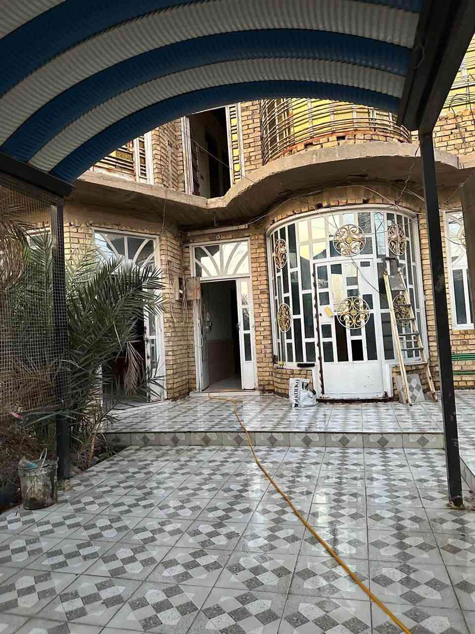 السلام عليكم
دار للبيع /متكون من طابقين 
(ركن ع شارعين رئيسي +فرعي )
المنطقة تحتوي ع خدمات كاملة تبليط +مقرنص  واصل للبيت 

يحتوي ع ثلاث غرف نوم +صالتين +استقبال+مطبخ + كراج مع حديقة 
مساحة البناء100 م/ واقع حال 150م  يحتوي ع فضلة تابعه للبيت بمساحة200م
العنوان حيد الصدر الرابع (حي العراق ) قرب مدرسة العراق 
للاستفسار الاتصال ع الرقم 
***********
