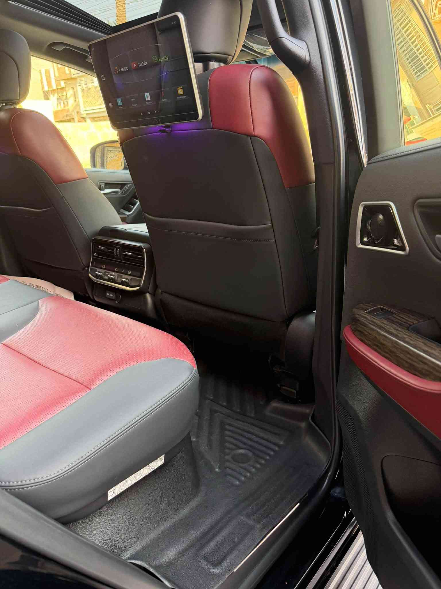 السلام عليكم 🌹
للبيع تويوتا لاندكروزر VX Limited موديل 2024 🚙✨

🔹 اللون الداخلي: أحمر + أسود
🔹 الممشى: 21,000 كم فقط
🔹 الحالة: خالية من الملاحظات

المواصفات:
• أبواب شفط
• 4 كاميرات
• رادار أمامي وجانبي
• حساسات أمامية وخلفية
• كراسي أمامية وخلفية تدفئة وتبريد
• كراسي كهربائية أمامية وخلفية
• مواصفات VX Limited

السيارة نظيفة جداً وبحالة ممتازة، جاهزة للفحص

مكان السياره بغداد حي البنوك
هاتف ***********

