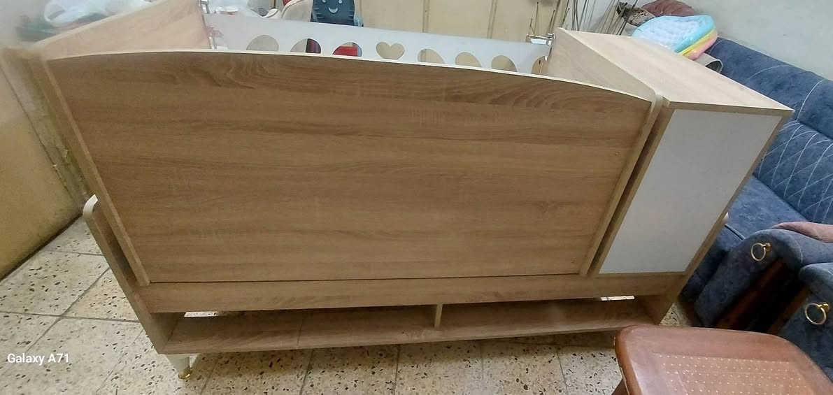 سرير هزاز اطفال ثقيل مستعمل شهر واحد يتكبر يصير سرير شبابي يحتوي مجرات كبار مع كوميدي مجر صغير وخانه كبيرة مع مندر اطفال بعده بنايلونه اخذته ب 350 اريده ب 250 بي مجال للشراي
بي ضرر متصلح كما موضح بالصور 
مكاني الطوبجي الاتصال على الرقم *********** بي واتساب
