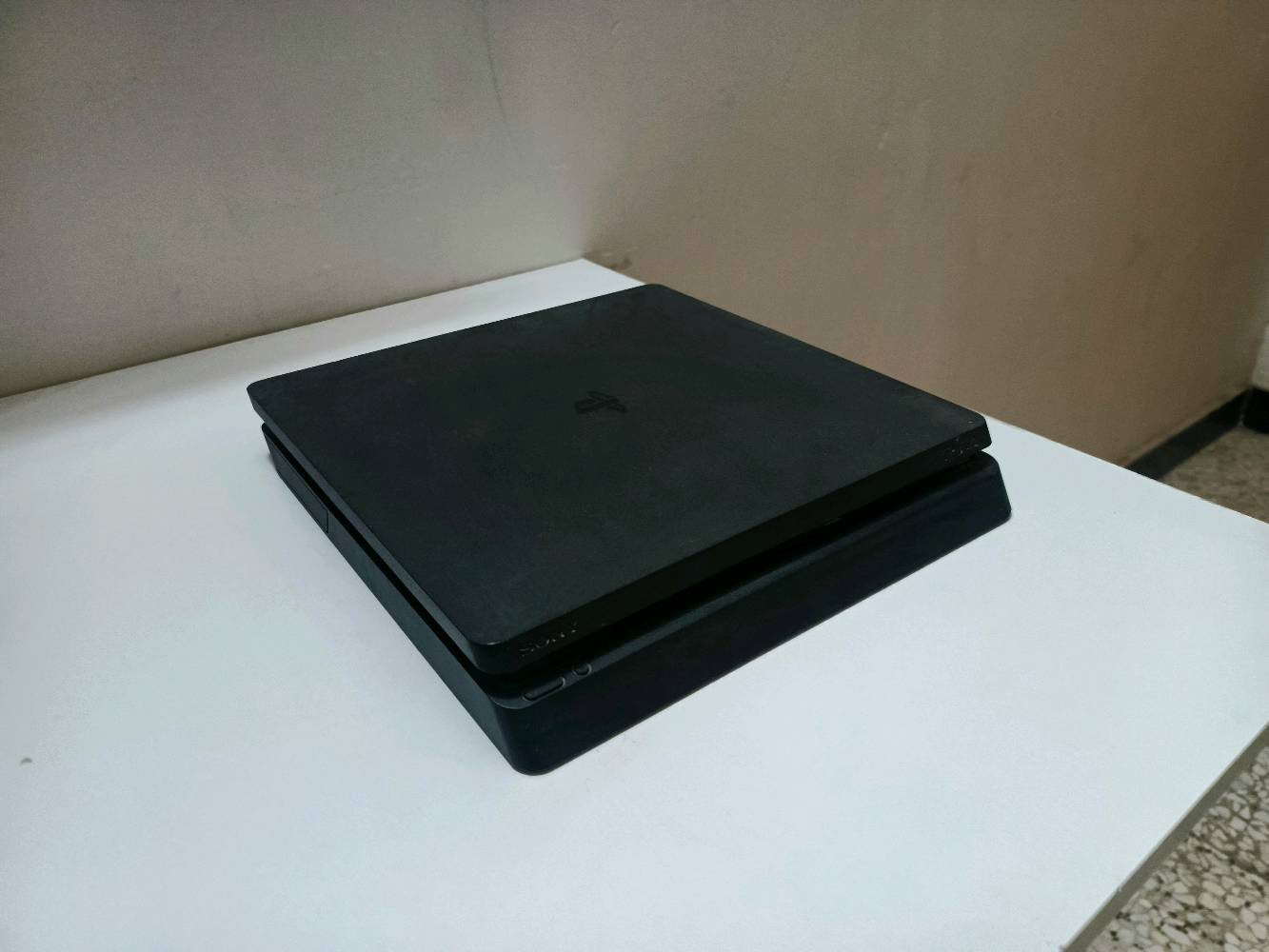 بليستيشن 4 سلم نضيف جدا ما مفتوح مع قرصين العاب ويدتين استعمال قليل الجهاز مستعمل استعمال قليل جدا ونضيف حيل مساحتة نص تيرا وياه قرصين وياه قرص جود اوف وور راغناروك عربيه دبلجة وترجمة وفار كراي فور وحساب بيه نید فور سبید هیت ويدتين وحدة بيها درفت بسیط ( يعني تكدر تستخدمها بدون تصليح مو مشكله) تصليحها 5 الاف سعره 270 الف و بيه مجال بسيط للشراي حك الجية وياه كل وايراته بدون کارتونه او مراوس ب pc gaming مواصفاته زينه وانطي فرق مكاني بغداد ناحية الرشيد ما عندي خدمة توصيل للمعلومية شباب ترا لعبة سعرها 33 ووحدة 25 هوه هسه الجهاز بدون العاب ويده وحدة ونضافة مو مضمونة ومفتوح ينباع 250 يعني سعره مناسب حيل