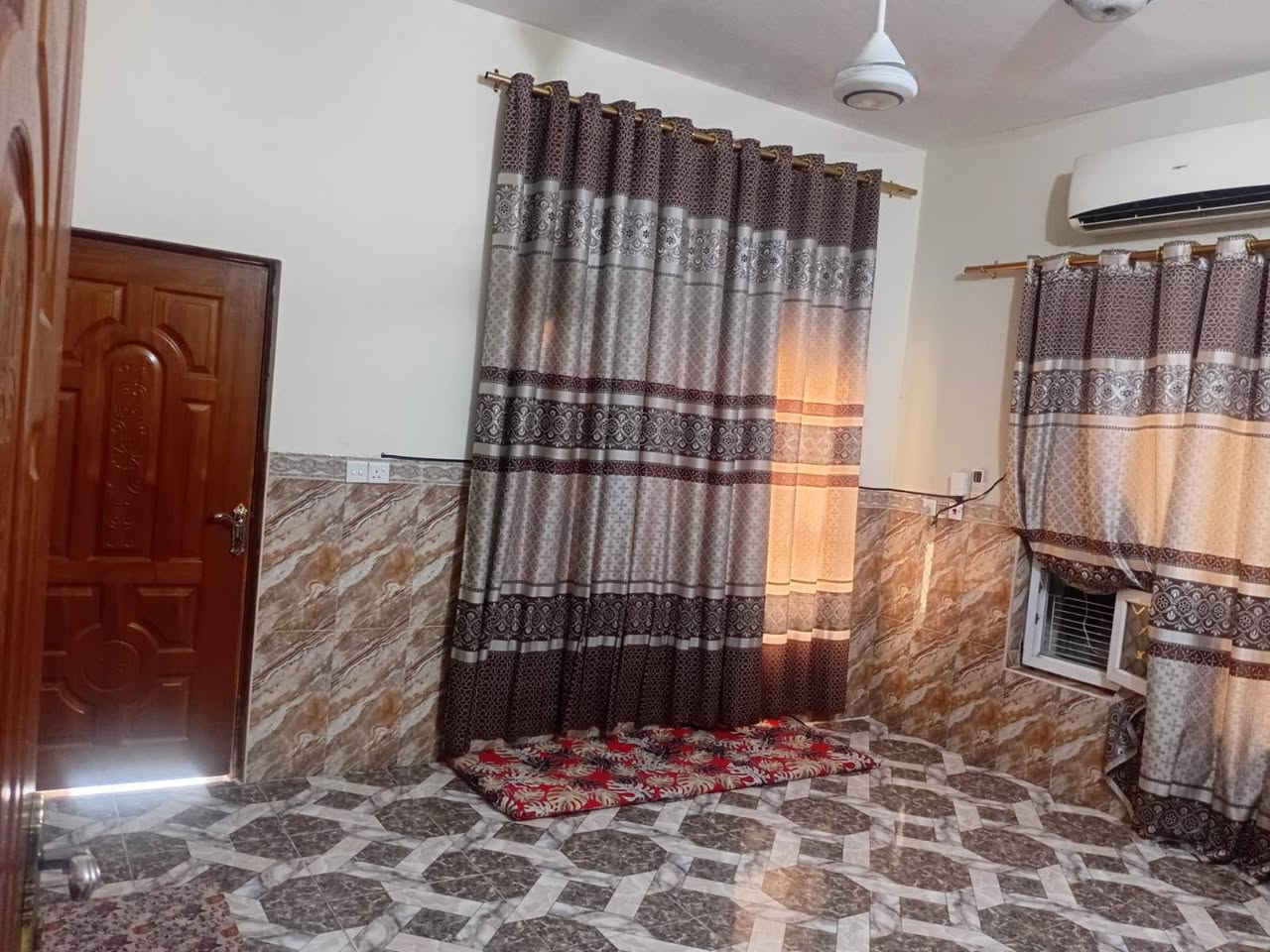 🏠 بيت بناء حديث للبيع
السلام عليكم ورحمة الله وبركاته
📍 الموقع: منطقة شتال، قرب جسر الجورجية، وقريب من الشارع الدولي، والمنطقة تتوفر فيها كافة الخدمات.

📐 المساحة: 250 متر مربع
📜 الملكية: طابو زراعي – سند 25

يتكون البيت من: • استقبال
• هول وصالة
• غرفة نوم
• مطبخ حار وبارد
• صحيات خارجية
• كراج
• حديقة

💰 السعر: 68 مليون دينار، وقابل للتفاوض مع الشاري.

📞 للاستفسار والتواصل: ***********
***********

📱 اتصال أو واتساب أو مراسلة الصفحة.
