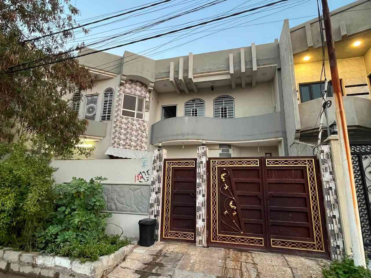 دار للإيجار

في منطقة زيونة سومر 

المساحة ٢٢٤م طابقين  يحتوي على غرفتين نوم +هول+استقبال+مطبخ+كراج واسع+حمام خارجيه

الطابق الثاني يحتوي على غرفتين نوم  الغرفه الاولة تحتوي على بلكونة هول حمامات سطح ناصي +سطح عالي 

للاستفسار والطلب اتصل على الارقام التالية 
***********
***********
