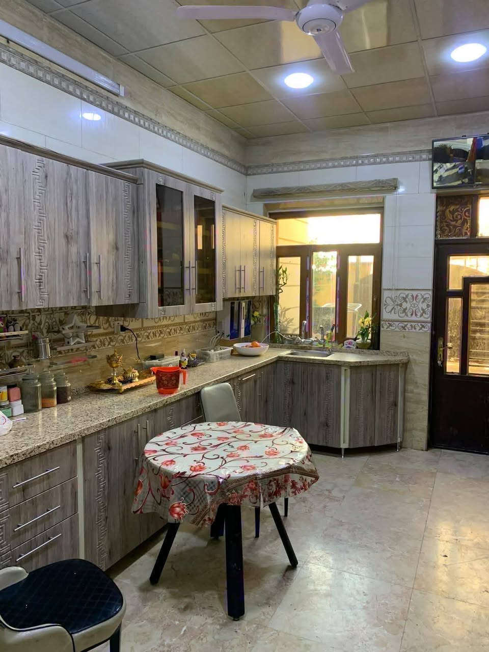 دار مميز جداً للبيع
📍📍الغزاليه الهياكل العمداء 
 مساحه الدار 150م واجه 7ونص نزال20
يحتوي على 4 غرف 
و3 صحياتWC
ومطبخ حار وبارد 
واستقبال 
بناء حديث جداً بناء حجر ومرمر درجه اولى 
للاستفسار ***********
