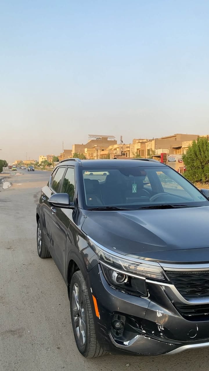 السلام عليكم Kia سيليتوز 2021 للبيع
السيارة حادثها بامريكا موضح بالمنشور ونطخ بيها بابين بالعراق جهة عكس السايق ماشية136M كيرها محور AT قبل يومين كامله مابيها اي نقص 
مواصفاتها معروفه نص فول 
السعر 125$ وبيها مجال للطيين 
مكانها بغداد البلديات للاستفسار ***********

نص مكتوب في الصور:
- ١١:٤٠
- ١ من ١٠ الرجوع إلى الوراء
- عالية الدقة.