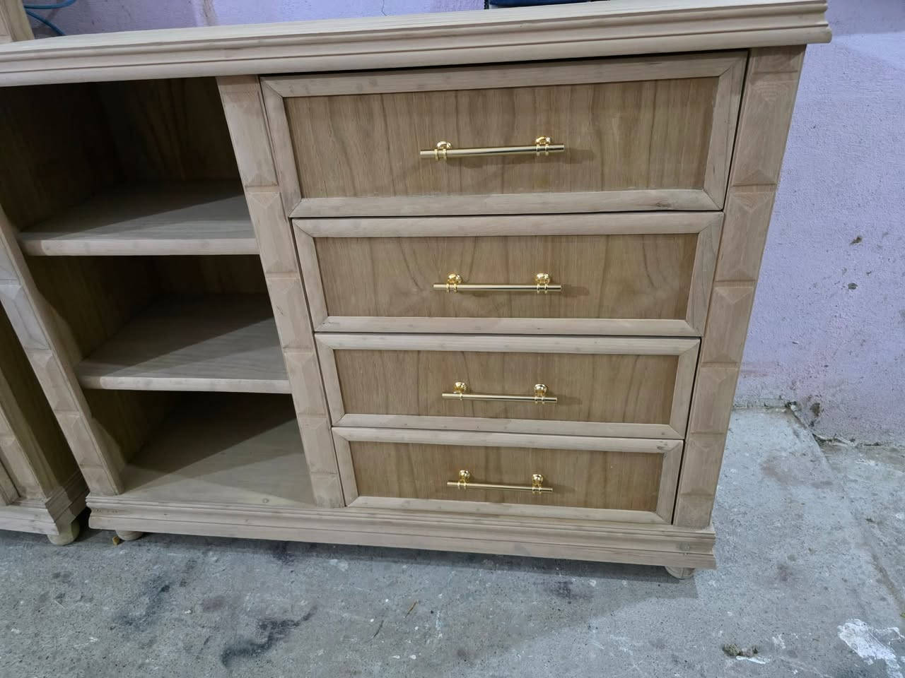 غرفة نوم صاج جديده 
خمس بواب 🚪 ملحق 
عدد القطع. 7. 
السعر. مليون.و ٤٠٠
للاستفسار. ***********
               ***********
