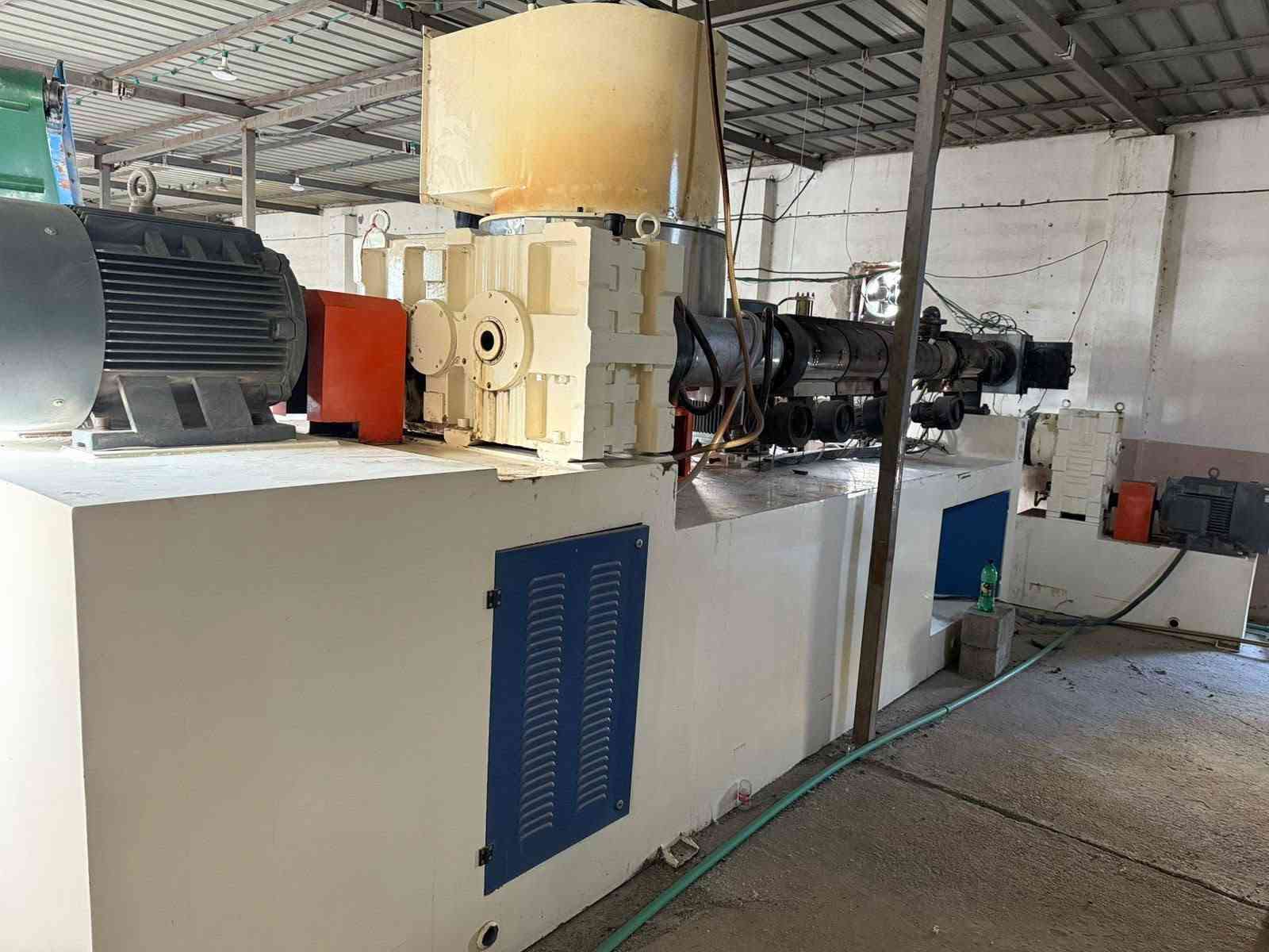 🔹 متوفر مكينة إعادة حبيبات عدسية – مرحلتين 🔹

♻️ طريقة العمل:
نايلون وأكياس نظيفة → يتم فرمها وتغذيتها إلى الماكينة → ثم تمر إلى البرينة لإنتاج الحبيبات العدسية.

⚙️ المواصفات:
• حجم المكينة: 160
• الإنتاجية: 400 كيلو بالساعة تقريباً
• نظام العمل: مرحلتين
• مناسبة لإنتاج الحبيبات العدسية

📞 للاستفسار والتواصل: ***********
