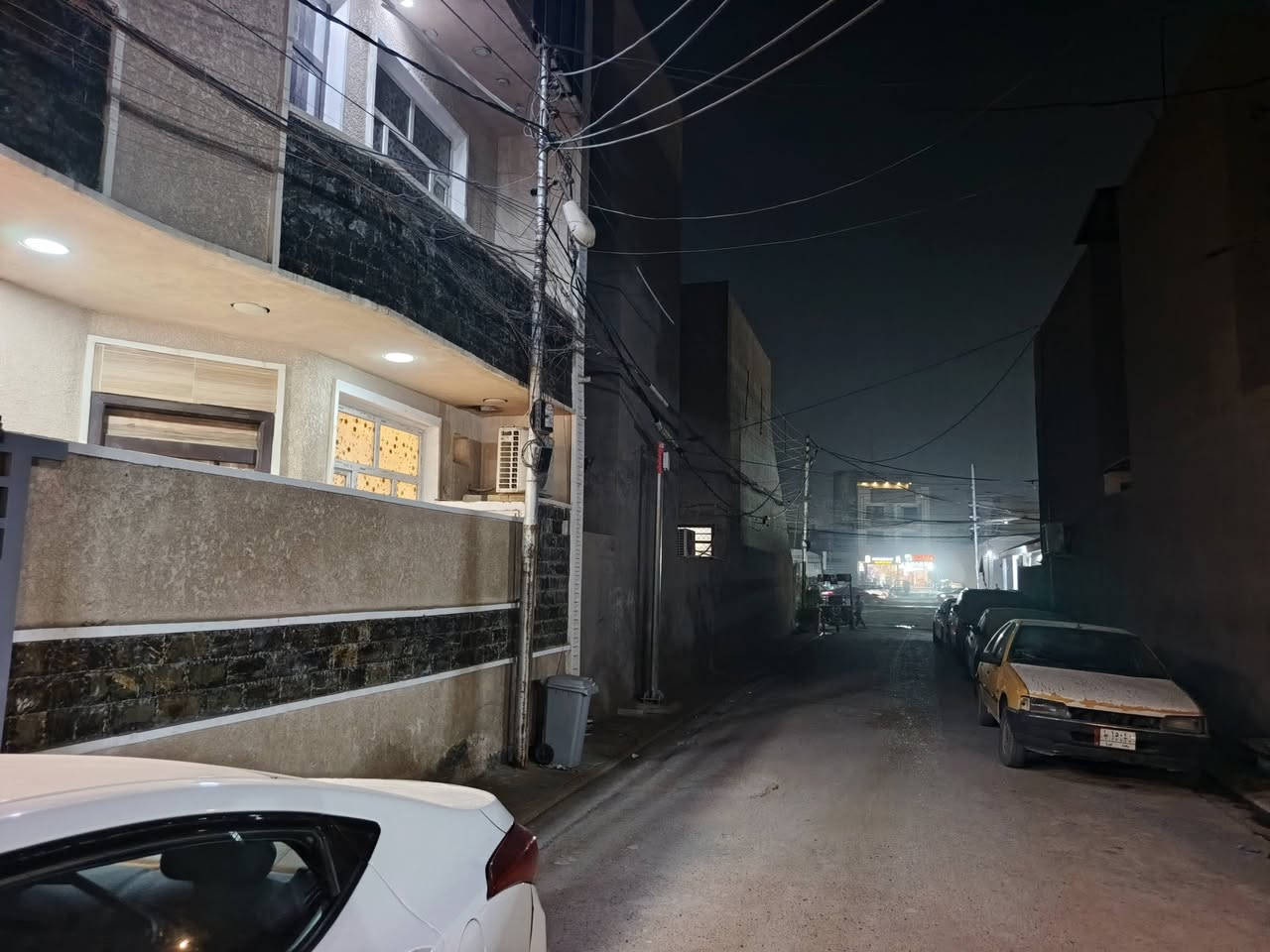 السلام عليكم للبيع بيت مساحة ١٠٠ م واجهة ١٠ متر نزال ١٠ متر بناء حديث صنف الارض زراعي ملك صرف  يحتوي على 
غرف نوم عدد ٢ كبيره 
مطبخ وصالة مشترك مساحة واسعة  
مطبخ حار 
استقبال ٨.٥×٥ بالامكان فصل غرفة نوم منها لتصبح استقبال وغرفه نوم 
صحيات داخلية عدد 2 
صحيات خارجية 
البناء والمواد درجة اولى سقوف جبس بورد انارة مخفية 
موقع البيت الشعب مقابل محطة وقود سما بغداد عالشارع الخدمي 

المنطقة خدمات متكاملة مجاري، وتبليط وانترنيت ومولد سحب ذهبي صيف شتاء مستمر 
السعر١٨٥  مليون وبي مجال للتواصل ***********
