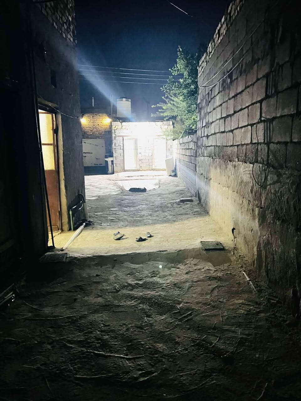 بيت للبيع مساحته ٣٢٠ يتكون من غرفتين وصالة ومطبخ وصحيات بناء جديد البيت كله طابوق قرب العلوية ام عطية شلوش قريب على التبليط سعرة 45 للاستفسار ‭***********‬

