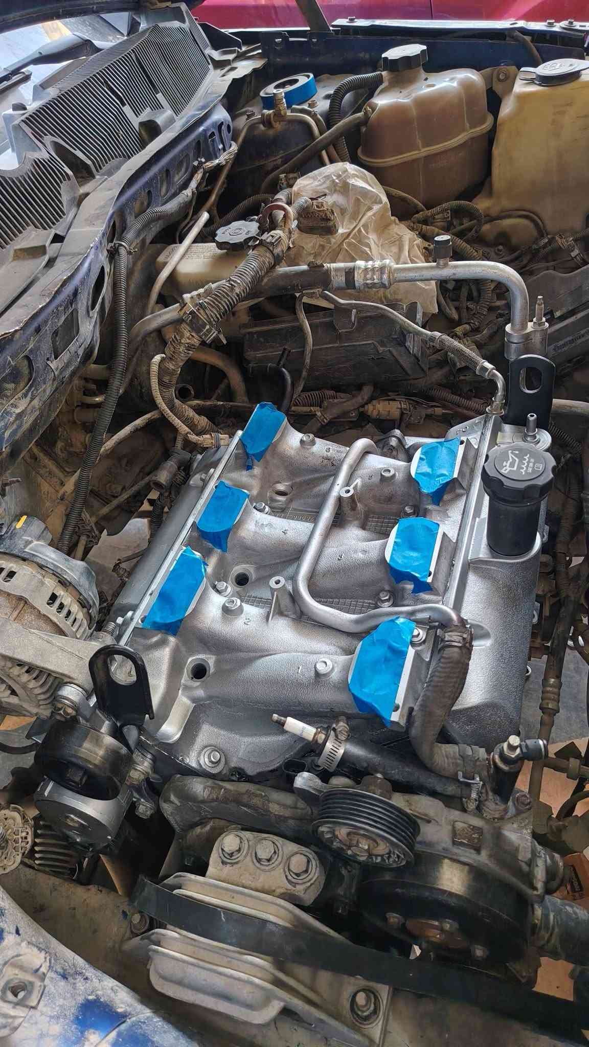 🔧🔥 تجفيت كامل لمحرك شفروليه إكونوكس 3400 GM 🔥🔧
موديلات 2007 – 2009

تم إنجاز تجفيت المحرك بالكامل داخل ورشة أنور سوزوكي وإكونوكس وعلى مراحل دقيقة:

🔹 تفكيك المحرك وفحص السلندر والكورات وعمود الكرنك.
🔹 غسل جميع أجزاء المحرك بالبخار المضغوط وإزالة الدهون والترسبات.
🔹 سنفرة وتنعيم وجه السلندر والتأكد من استقامته.
🔹 تجهيز الكورات: قص كرايم، تبديل البلاستك وتنظيف مجاري الزيت.
🔹 تبديل تخم رنكات STD وتخم بيرن بكن STD.
🔹 تبديل جبنة البكن ورأس عمود الكرنك.
🔹 تركيب تخم كازكيت أسبست سماكة 2 ملم.
🔹 تبديل واشرات الدكشن البارد والحار والهلالات الجانبية.
🔹 تبديل واشر التايمن كيس، كيس المحرك، قبق الولفات، كوع فلتر الدهن وبيت ولف الحماوة.
🔹 فحص وتنظيف منظومة التزييت والتبريد بالكامل.
🔹 صبغ السلندر والأنابيب الحديدية بصبغ حراري للحماية من الصدأ.
🔹 تجميع المحرك حسب القياسات والشدّات الصحيحة.
🔹 إضافة الدهن وسائل التبريد، ثم إجراء التشغيل الأول والفحص النهائي.

✅ تشغيل هادئ وصوت محرك صافي
✅ ضغط دهن وحرارة ضمن المستوى الطبيعي
✅ فحص التسريبات وقراءة بيانات المحرك بالجهاز
✅ شغل مرتب واهتمام بأدق التفاصيل

📍 ورشة أنور سوزوكي وإكونوكس
كربلاء – المنطقة الصناعية

🛠️ خبرة متخصصة بمحركات شفروليه إكونوكس 3400 ومحركات سوزوكي XL7 3600
