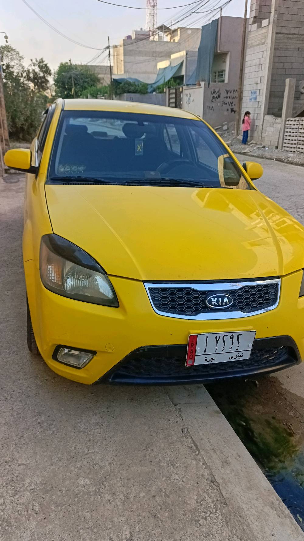 كيا ريو وارد امريكي موديل 2011طخم تاير جديد باتري جديد تبريد خير من الله قفل مركزي كير اوتامتيك المحرك بي اثر تبخير الضرر جاملغ السايق ابمبدل اصلي وطخة جهة اليسار الشواصي ضرر بسيط مثل ماموضح بالصورة هيئة مصفرة بدون غرامات رقم الماني باسمي تحويل ثاني يوم... السعر مناسب مكاني موصل الجانب الايسر