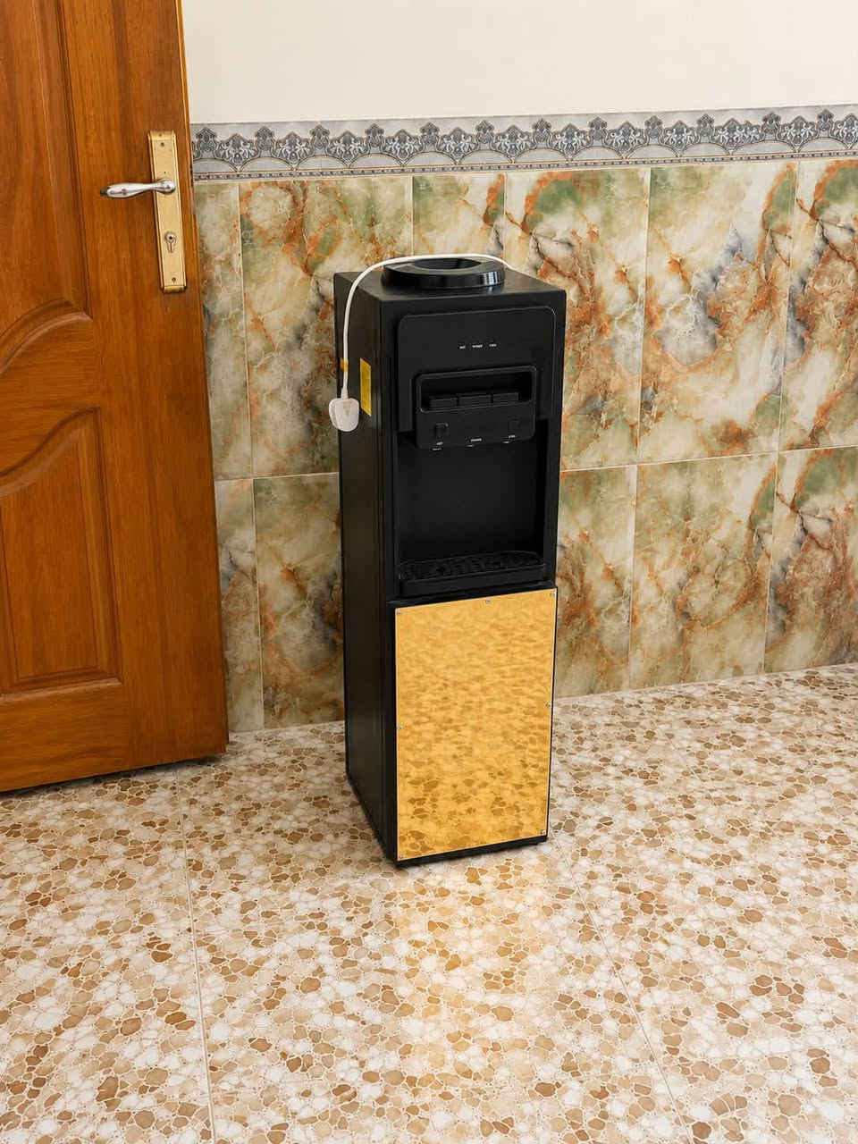 براد ماء ثلج ⛄️ للبيع  نظافة 100%
تصميم باللون الاسود  للاستفسار اتصل على الرقم 

*********** ☎️
