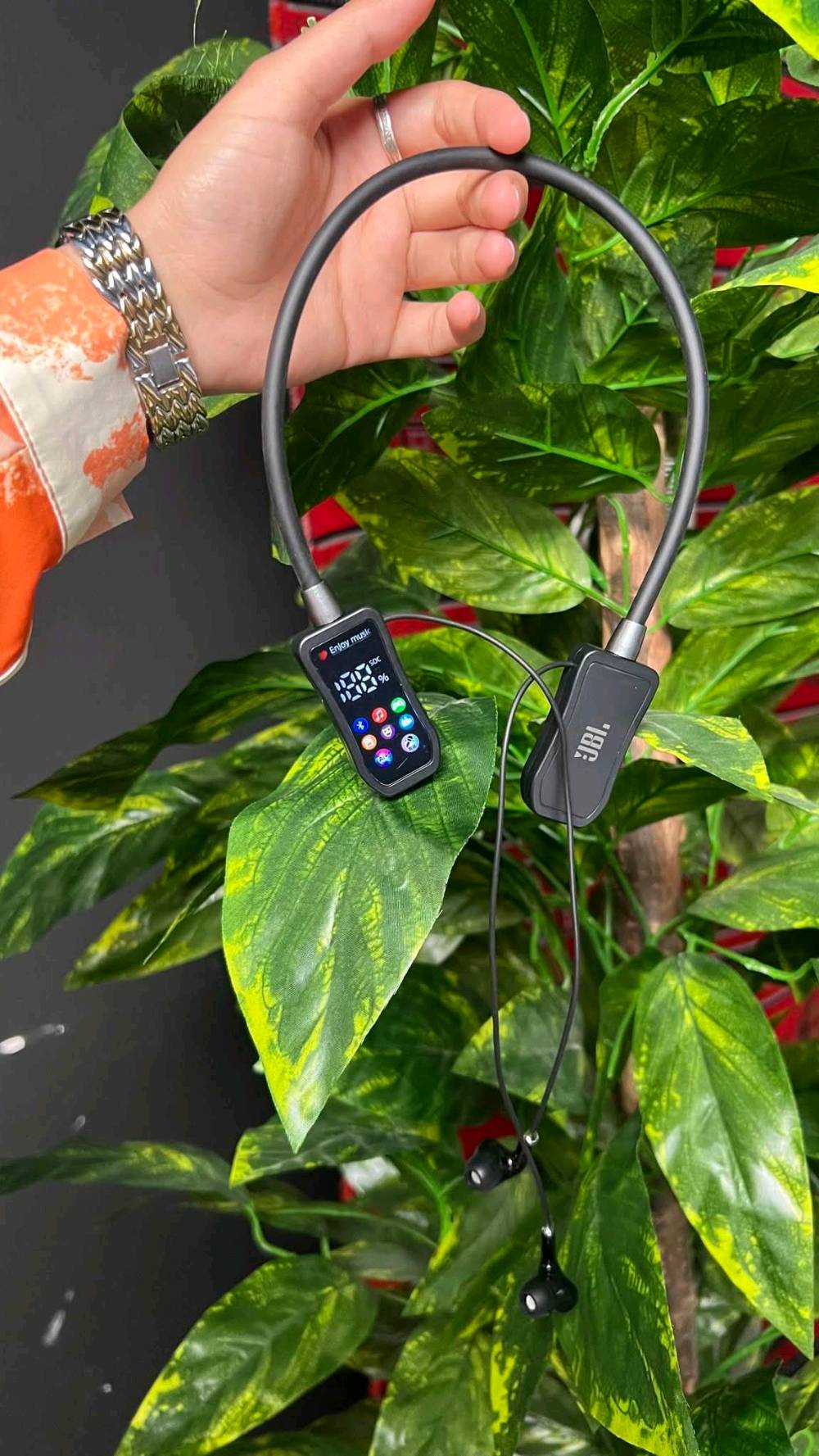 توفرت من جديد 
🎧🔥 سماعة JBL M33 الرياضية اللاسلكية | إصدار Voice Changing

خلي صوتك وياك وين ما تروح! 😎🎶

استمتع بالموسيقى والمكالمات والألعاب مع سماعة رياضية بتصميم Neckband مريح، شاشة LCD واضحة وميزة تغيير الصوت لتجربة ممتعة ومختلفة! 💥

✨ مميزات السماعة: 📶 بلوتوث 5.4 باتصال سريع ومستقر 🔋 تشغيل لحد 20 ساعة 💧 تصميم مناسب للاستخدام الرياضي 📱 شاشة LCD لعرض المعلومات 🎙️ ميزة تغيير الصوت Voice Changing 💾 تدعم TF Card لتشغيل الموسيقى 🎧 وظيفة مراقبة الصوت Earphone Monitoring 📡 مدى اتصال يصل إلى 10 أمتار 📱 متوافقة مع Android وiOS

💰 السعر: 10 الاف دينار فقط 
🚚 توصيل لجميع المحافظات العراقية 🇮🇶
بغداد 3 الاف باقي المحافظات 5 الاف
📩 للطلب والاستفسار، راسلنا 
🔥 اطلبها هسه وخلي موسيقاك وياك بكل مكان!