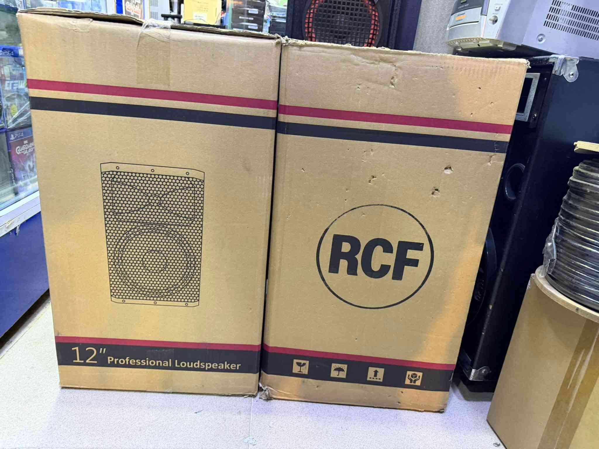 منظومه كامله جديده لوك بالكارتون كلشي جديد جهاز مكسر ايراني خطين مع زوج سماعات RCF. 12 انج جديد مع مايك و كيبلات توصيل موجود ***********
