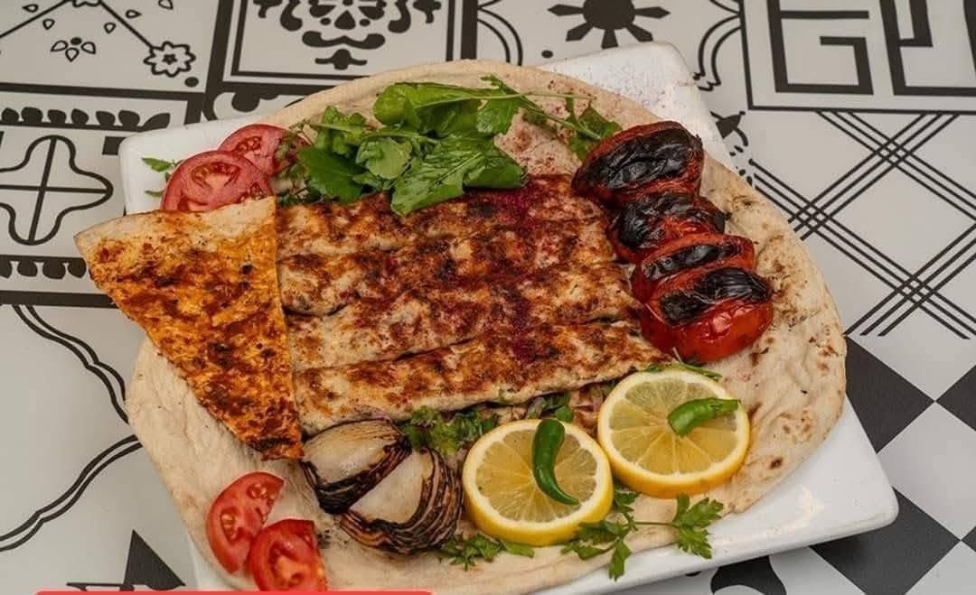 السلام عليكم..شيف مشاوي عام بكل أصناف المشويات أكثر من 10انواع بالكباب والتكك ومسحب دجاج وعرايس لحم  وعرايس مارينا وشيش طاووق واجنحه  والتمن الأحمر وكباب المتر وصلصات المشاوي بطريقه جدآ احترافيه شرط النكهه مختلفه متفرغ للعمل سكني بغداد الكرخ..*********** فقط بغداد الكرخ اشتغل..
