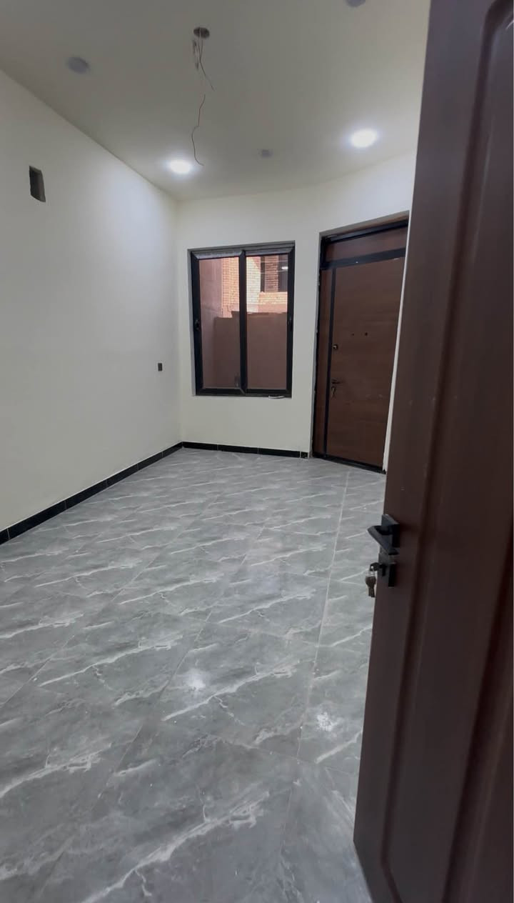 بيت مساحة 100م الدورة حي دجلة شارع 25 طابقين وبيتونة للبيع
الطابق الارضي متكون من مطبخ واستقبال وحولي وحمام ومنور و غرفة نوم ماستر
طابق الثاني متكون من غرفتين نوم ماستر 
الواجهة بورسلين الكهرباء كلها تأسيس بواري 
الحمامات نظام تسكا ودفن وتعليك
شبابيك كله سلايت المنيوم مع ابواب الحمام والمنور
سخان عدد(2) تانكي ابو 1000 عدد(2) ماطور ماء 
البيت بناء جديد ومصبوغ وغير مسكون
نقص فقط محجر الدرج
ناقصة بس تجيب غراض وتجي تسكن حتى تنظيف منظف
اني صاحب الدار مباشر 
*********** بغداد, العراق
