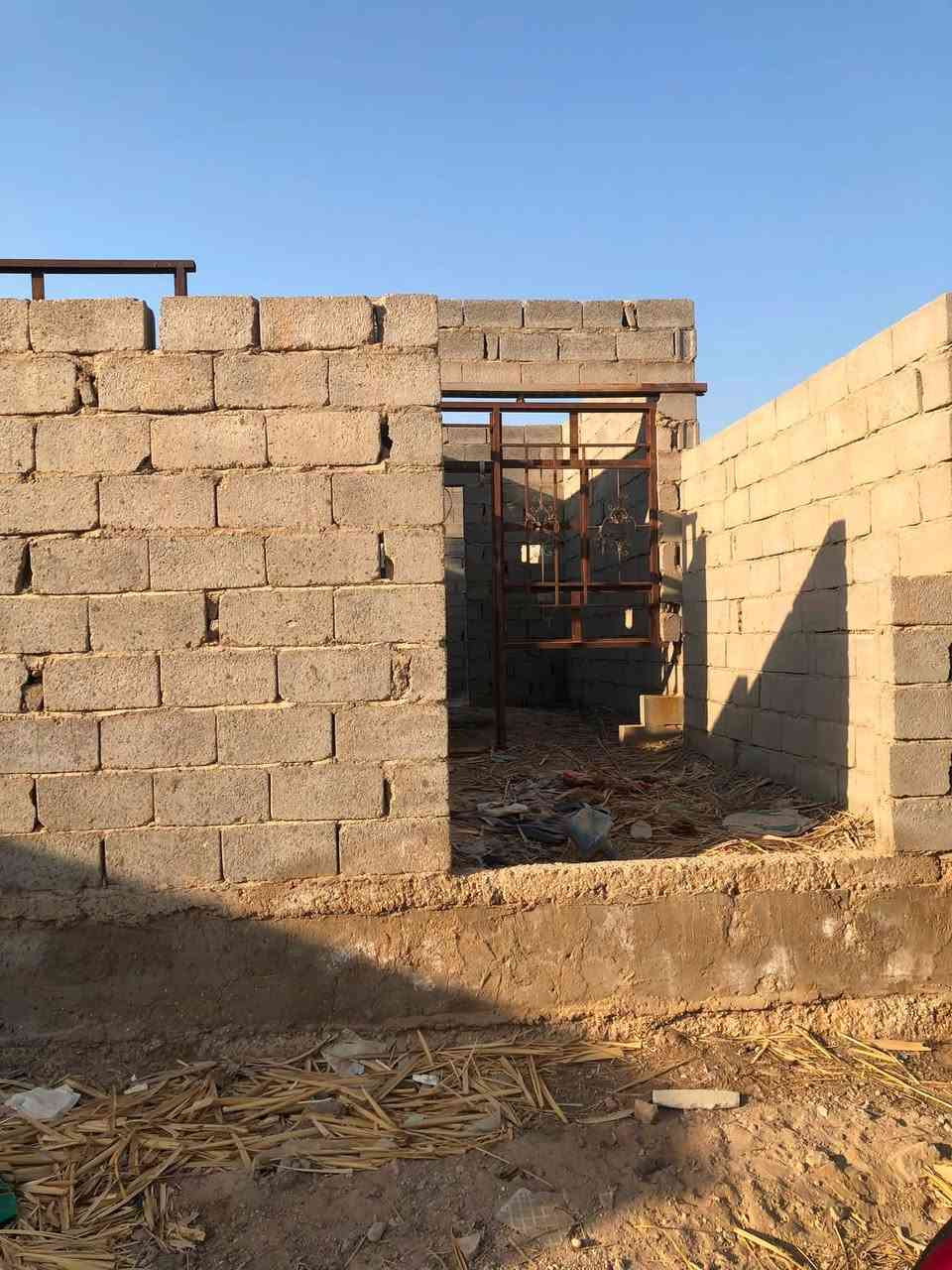 هيكل للبيع المكان كربلاء الفريحه قرب جامعه كربلاء يحتوي عله صاله مطبخ ستقبال غرفه نوم حمامات داخليه وطارمه المساحه 100 متر البناء بلوك الرباط كونكريت مسلح  يبعد عن الشارع العام كيلو متر السعر 8ملاين قابل للتفاوض الاستفسار وتساب او مراسله الصفحه  ***********
