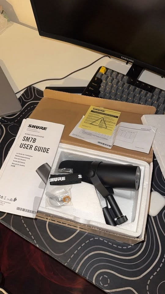 للبيع — Shure SM7B وية غراضة كاملة
مكسر Maono AMC2 neo 
ستاند Maono 
كيبل XLR 
المايك وكل محلقاته اصلية 
المكان بغداد 
***********
