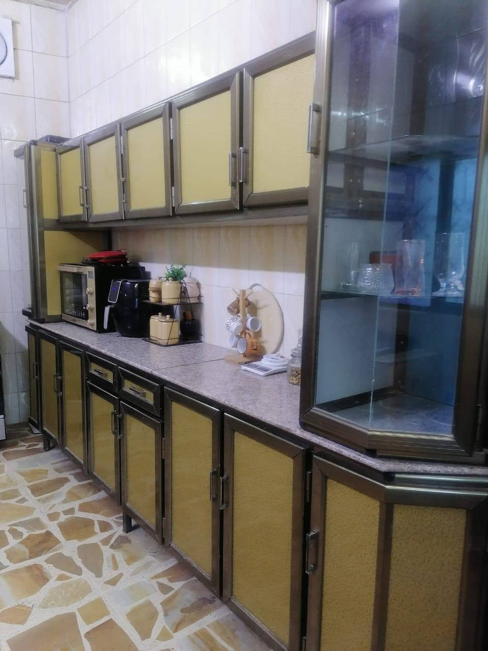 السلام وعليكم للبيع كاونتر المنيوم مستخدم ونضيف في حاله جيده للبيع للتواصل الاتصال على الرقم ***********
