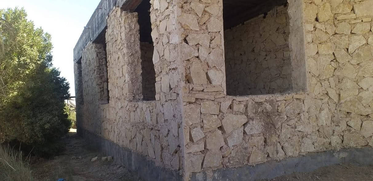 سلام عليكم 
شغل حجر مرتب مع ديكورات وترتيب 
بناء سياج 
بناء بيت
رصف مع ديكور 
تكحيل مع اضافة لون 
بناء مماشي 
بناء اساس سياج وبيت 

للتواصل مع استفسار واني بالخدمة 
***********
