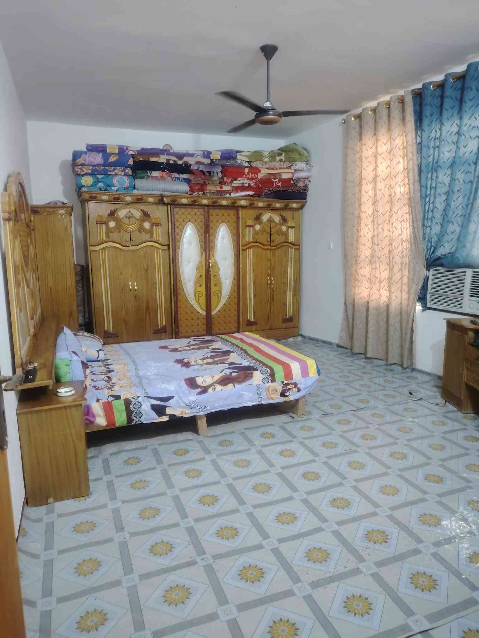 سلام عليكم بيت للبيع 100متر مربع واجهيا 10 ونزال 10 ركن سند 25 زراعي حي الأمير قرب شارع البحيره كل الخدمات موجوده يحتوى ع ستقبال وصاله و قرفه وطابغ الاول نفس الفوك مع الملحقات للستفسار ***********
