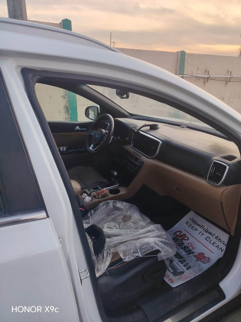 السلام عليكم سبورتج 2021
وارد خليجي 
جي تي لاين 
فول مواصفات 
كشن سايق كهرباء والبصفه 
سياره جديده بمعنه ل كلمه علئ ايدي 
ماشيه 41الف 
سياره جديده تخم تاير جديد قبل كم يوم شاده بمليون 
سياره مكفوله من كلشي ما عده بارد كد اصبع ب الصندوق 
غير مكفوله كير مكينه كفاله بشرط 
مكان السياره بلديات 
سعر ٢٢٥ وبيهاا مجال حك الجيه 
***********

نص مكتوب في الصور:
- HONOR X9c