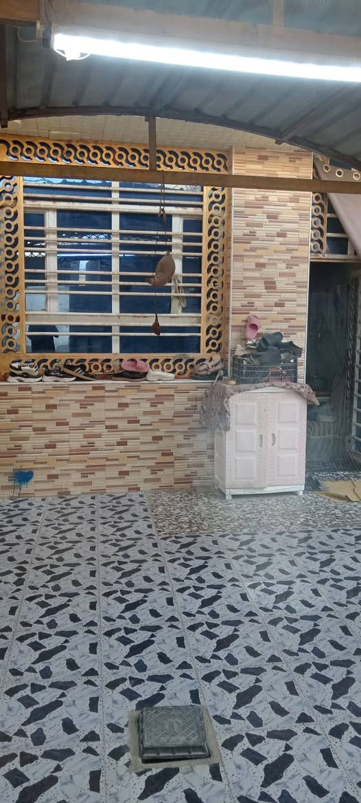 سلام عليكم.. بيت مساحه 200متر شارع 80 الاوفه الحاده مقابيل القبه الذهبيه شارع البانزين خانه محتويات البيت 2غرف.. ستقبال.. هول.. ومطبخ.. كراج سياره.. زراعي سند 25.. سعر90.. وبي مجال ويرهم.. مروس..  الستفسار على هذا لارقم ***********

