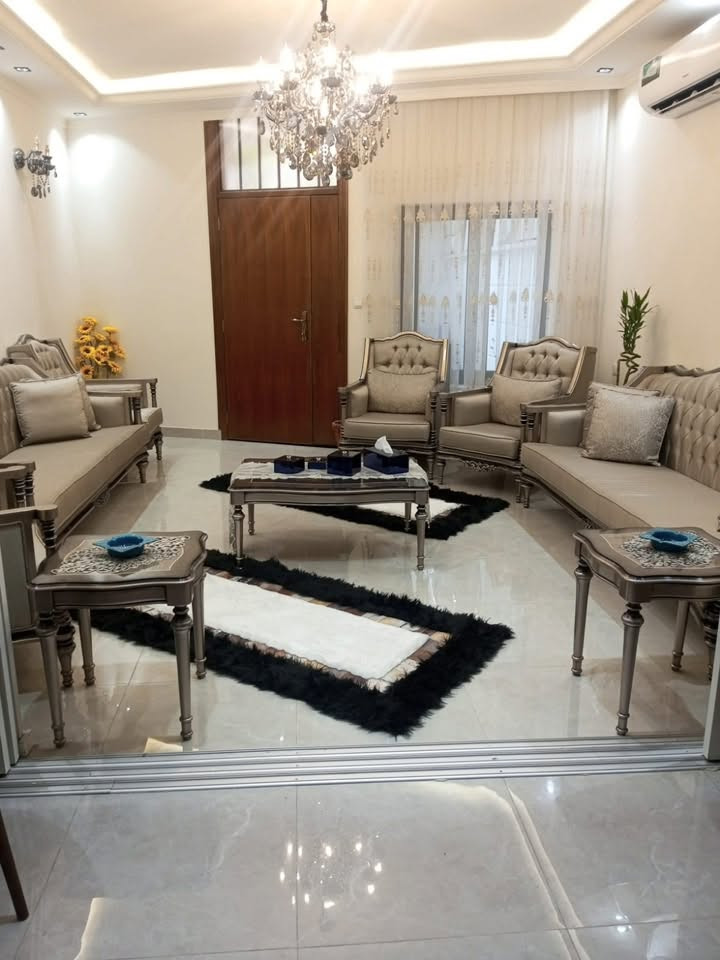 دار للبيع الشالجيه
المساحه 173 الواجهه 9 طابو صرف
بناء حديث
يحتوي الدار على ثلاث طوابق الطابق الاول صاله وهول ومطبخ وغرفه وصحيات
الطابق الثاني 3 غرف نوم وحولي وحمام عدد 2
الطابق الثالث 3 عرف نوم وحولي وحمام عدد 2 
الاستفسار ‭***********

