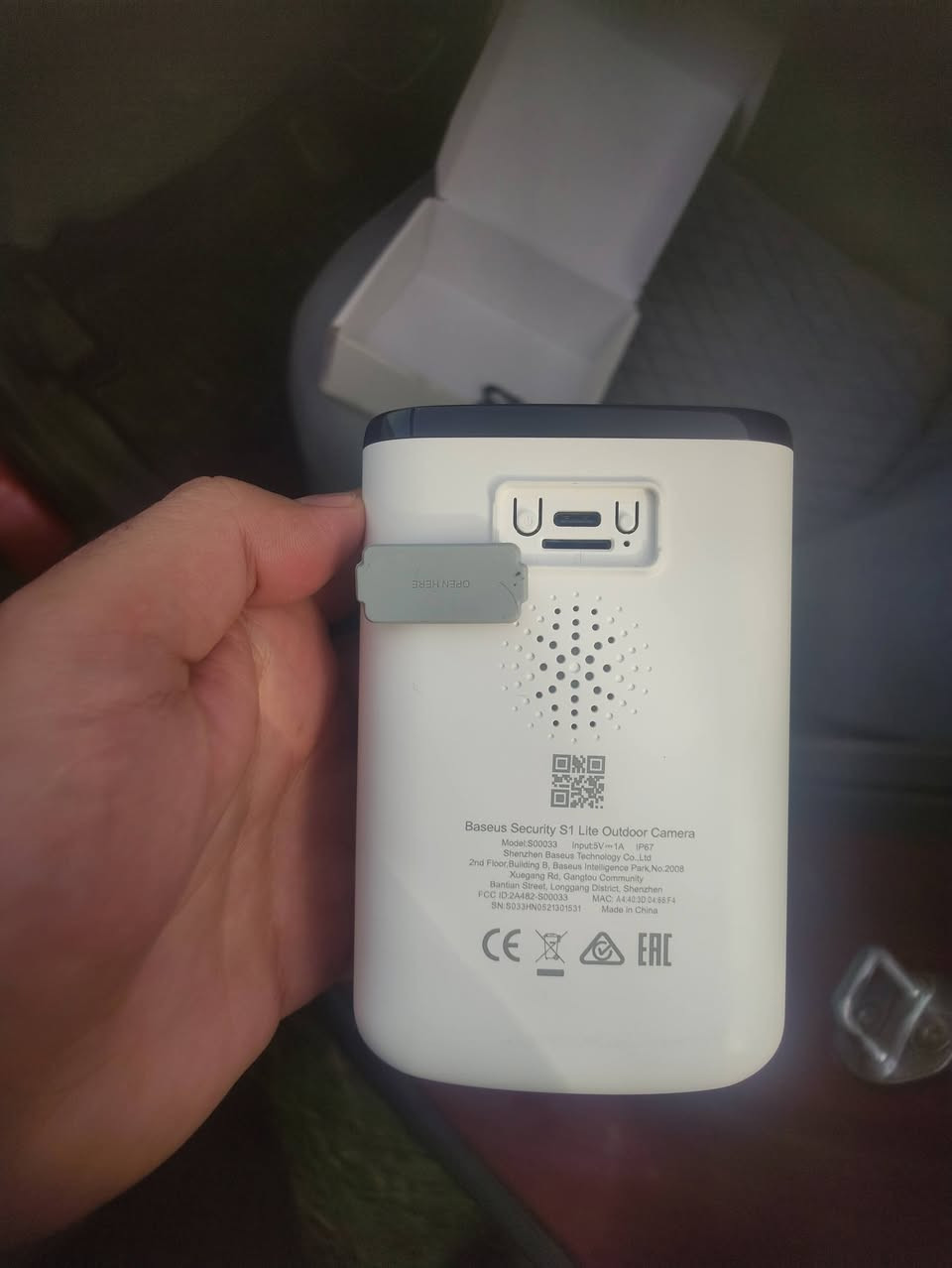 كاميرا مراقبة خارجية تعمل بالطاقة الشمسية من Baseus S1 Lite 2K، وتتضمن ميزاتها الرئيسية ما يلي:
كامرة مراقبة خارجية

تعمل بالطاقة الشمسية مع بطارية مدمجة بسعة 5200 مللي أمبير في الساعة للمراقبة على مدار الساعة طوال أيام الأسبوع. 

دقة التصوير: دقة 2K فائقة الوضوح مع زاوية رؤية واسعة تبلغ 135 درجة.الطاقة: تعمل بالطاقة الشمسية مع بطارية مدمجة (بقوة 5200 مللي أمبير)، وتكفيها ساعات قليلة من ضوء الشمس للشحن المستمر.الرؤية الليلية: تدعم الرؤية الليلية الملونة.مقاومة العوامل الجوية: معتمدة بمعيار IP67 للمقاومة العالية ضد المطر والحرارة والغبار.

التوافق: تتوافق مع أنظمة المنازل الذكية مثل Google Home وAmazon Alexa، 

السعر 35

عنواني نجف 

***********
