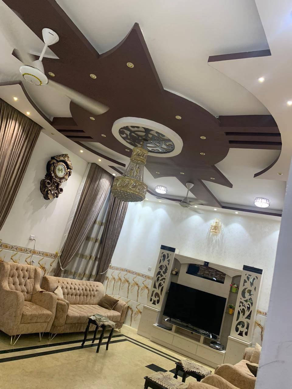 بيت طابقين للبيع او مراوس بيت بجميع عمر الراوي 

العنوان الرمادي التأميم حي الرياضين

مساحه 300متر 15*20بناء 2020 

طابو صرف 

شارع 8متر تبليط 

بناء طابوك الطابقين 

الطابق الاول استقبال وصاله ومطبخ حار بارد وصحيات وغرفتين نوم وثلاث مناور كراج حديقة 

الطابق الثاني غرف نوم عدد 4صاله حمام 

عدد الغرف (6)

التأميم حي الرياضين قرب فلكه النخيل وشارع ٦٠
وببعد عن شارع ٦٠.  ٥٠متر فقط

رقم الهاتف ‏‪***********‬‏

عنوان المكتب الرمادي خلف العاب السندباد
