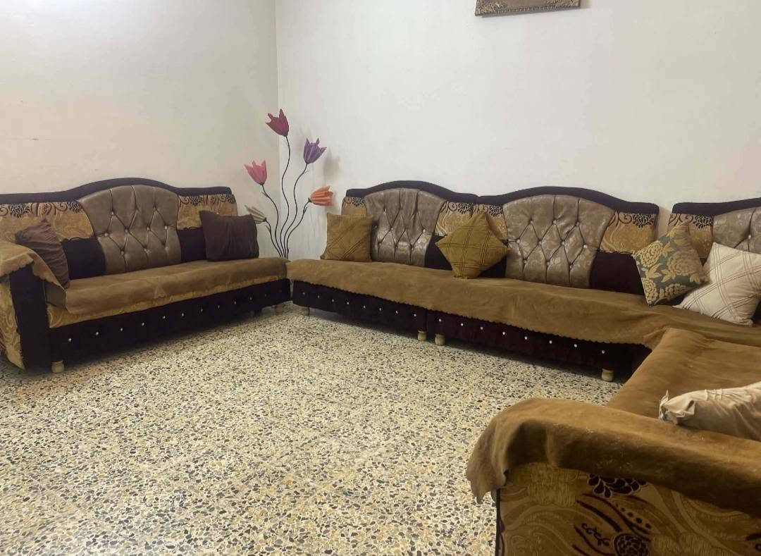 السلام عليكم
طخم عراقي 
9 متر 🛋️
نظيف جدا اي عيب ما بي 🪑🛋️
السعر 270
***********
