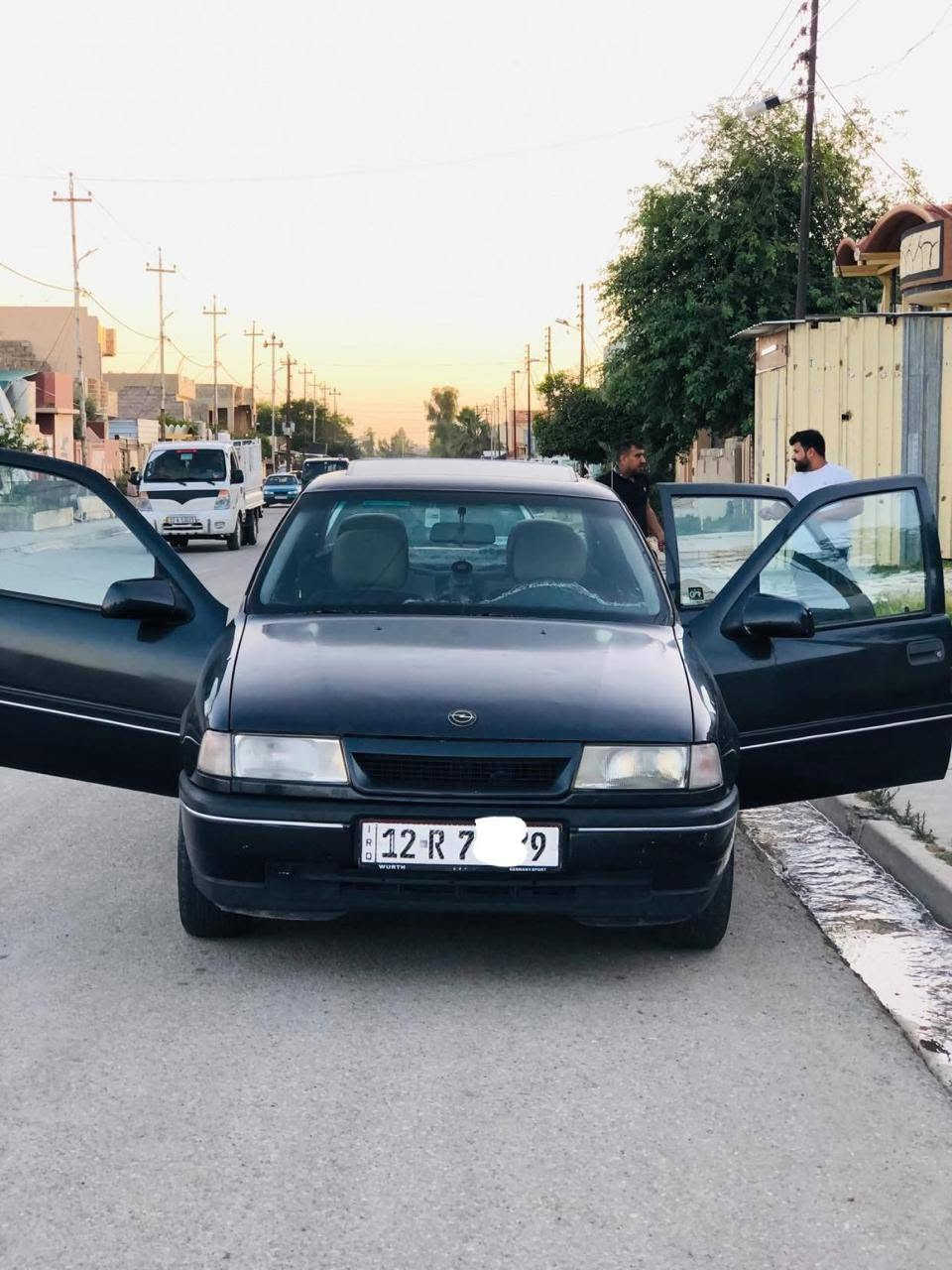 موديل1991
كير شرط محرك بس صوت ابطاله حجم 20
السياره بدون صبغ بس بيها بوند اوربي 
دواير ودوسات ما مصلح 
رقم نينوئ انكليزي مشروع وطني شرط التحويل 
زوج تواير جديد 
السعر 42 وبيها مجال 
مكاني موصل جانب الايسر حي صدام 
***********
الرقم بي واتساب

