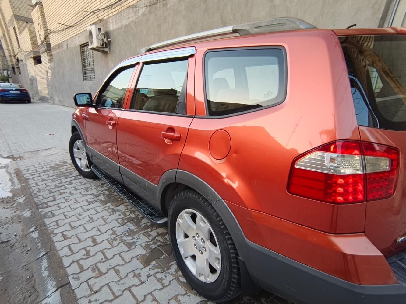 السلام عليكم موهافي خليجي EX للبيع موديل 2009 رقم بغداد دولي باسمي تحويل مباشر 
محرك وكير وكهربائيات بلادية مكفولة صدر نظيف ومكفول 
قواعد دبلات بلادية 
تبريد تدفئة شغالة 
السيارة مكفولة من الصبغ والسمكرة فقط بارد خفيف موضح بالصورة وتكحيلات
 عليها ادامة منظومة الماء ومنظومة البانزين 
الجنطة شفط 
3 قطع تبريد 
كشن سائق كهربائي 
فورويل 4x4 
مراية داخلية كهربائية 
مري الخارجية شفط 
اشاير بالمري 
كامرة خلفيه و شاشة اندرويد 
فتحة سقف 
مثبت سرعة 
تحكم امامي وخلفي بالتبريد 
دبل بصمة سويج 

السيارة كما موضحة بالصورة وكاملة السعر 110 وبيها مجال بسيط 
للتواصل : 
***********
***********