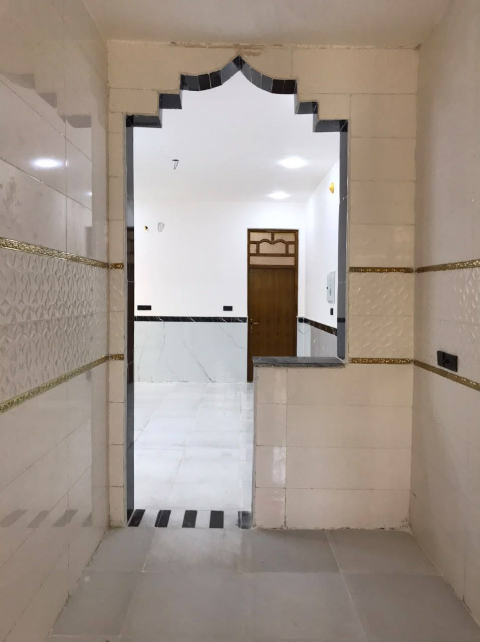 للبيع بيتين صفه مساحة كل واحد 125 الوجة 7ونص النزال20 طابو  25 ملك صرف متكونات من ستقبال وصاله وغرفه نوم مطبخ وحمام داخلي وحمام خارجي غير مسكونات من قبل بناء حديث جاهزات شغل تسكام بس جيب غراظك والعائله الكريمه وسكن ينباعن ثنينهن او واحد خدمات تبليط ماء كهرباء صرف صحي انبيريه قريبه عليهم مدارس  العنوان الماجديه بساتين سيد جميل طريق على السده مال دكتوره تهاني وطرق من جهة سيد جميل موقع كلش حلو منطقه جديده اسعار مناسبه$$$  الستفسار اتصل ***********

