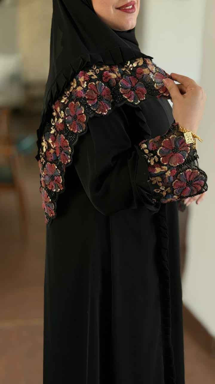 فخامة الأناقة والتميّز وصلتكم مجدداً! ✨🖤
​أطلقي عنان أناقتك مع هذا الموديل الملكي المميز بتطريز الورد البارز والتفاصيل الراقية على الأكتاف والأكمام، المصمم ليعطيكِ إطلالة ساحرة ومختلفة في كل مناسبة.

​ عباءة سوداء فاخرة مع شال..  كشكشة أنيقة وتطريز ورود ملونة بتقنية ثلاثية الأبعاد على الكتف والأكمام.
​ تشكيلة متنوعة من ألوان التطريز (الذهبي، الوردي، البنفسجي، والأزرق) لتناسب جميع الأذواق.
​القماش: خامة الملكي الفاخرة، ناعمة ومريحة ومناسبة للاستخدام اليومي والمناسبات.
​🔥 متوفرة الان في مجمع السلامي 🔥
​📞 للطلب والاستفسار: تواصلوا معنا عبر الرسائل أو زورو فرعنا الكائن في كربلاء قضاء الجدول الغربي الشارع العام أو الأتصال بالارقام التاليه 
***********
***********. واتساب + أتصال
