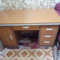 ميز مكتبي • نضيف • البناء الجاهز