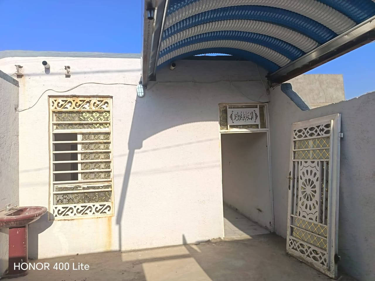 سلام عليكم بيت ١٢٠ متر مربع يتكون البيت من غرفتين وصاله ومطبخ وحمام داخل البيت وخارجي 
المكان البراكية شارع المطار القديم خلف أسواق الأمير
السعر 18 وبي مجال بسيط 
للاستفسار ***********
