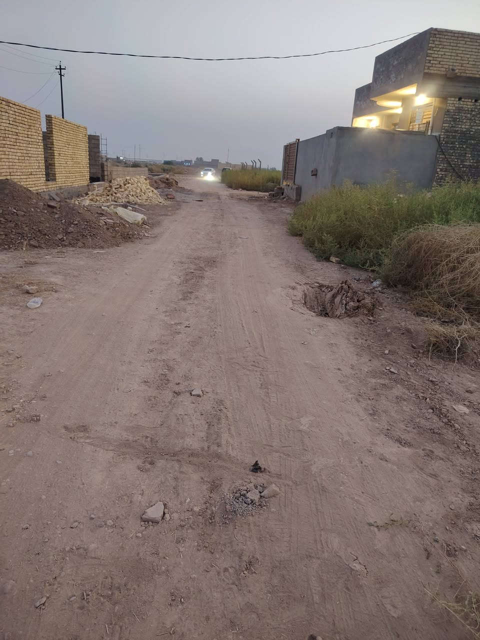 السلام عليكم بتلوو للبيع شغل درجه أوله مدفون وجاهز للبناء مساحته ٢٣٠ متر شارعه ١٠ متر موقعه خلف معرض رعد جوده كويجو للاستفسار ***********
